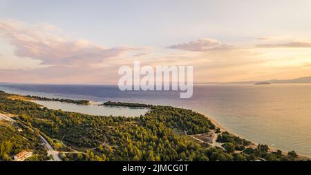 Vista ascendente della spiaggia di Glarokavos nella penisola di Kassandra, Halkidiki, Grecia. Foto di alta qualità Foto Stock