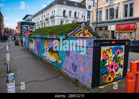 Vista DELLA OUT HOUSE, un nuovo spazio all'aperto per la Street art pubblica in Stevenson Square nel quartiere settentrionale di Manchester, Regno Unito Foto Stock