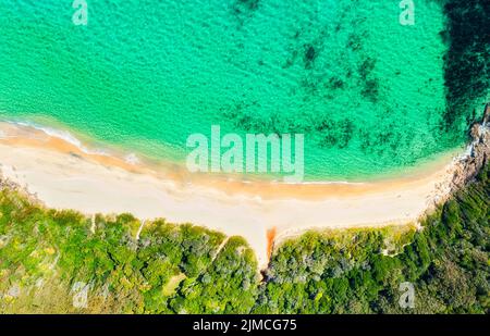 Scenografica spiaggia di Shelly baia smeraldo in Elizabeth Beach cittadina sulla costa pacifica dell'australia - vista dall'alto tropicale dall'alto. Foto Stock