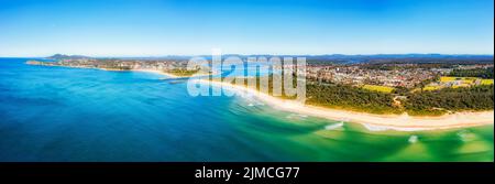 Scenografica spiaggia di Nine Mile nella cittadina australiana di Tuncurry sulla costa del pacifico - panorama aereo di Forster e Wallis Lake. Foto Stock