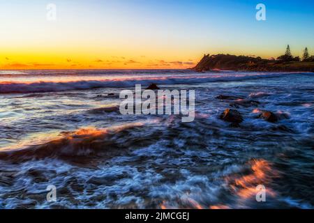 Alba al mare a Pebbly Beach nella città di Forster sulla costa dell'oceano Pacifico dell'Australia. Foto Stock