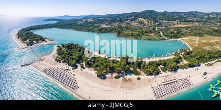 Vista panoramica della spiaggia di Glarokavos e del porto nella penisola di Kassandra, Halkidiki, Grecia. Foto di alta qualità Foto Stock