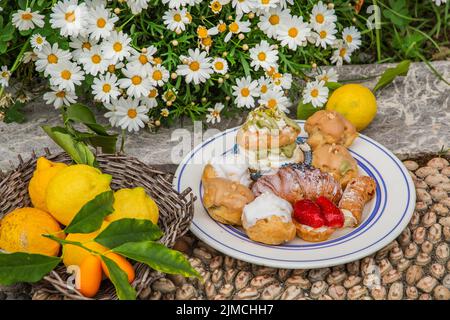 Mostra tipica di Patisserie e limone, Taormina, Costa Est, Sicilia, Italia Foto Stock