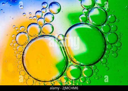 Sfondo astratto delle bolle d'olio sulla superficie dell'acqua tavolozza colorata. Foto Stock