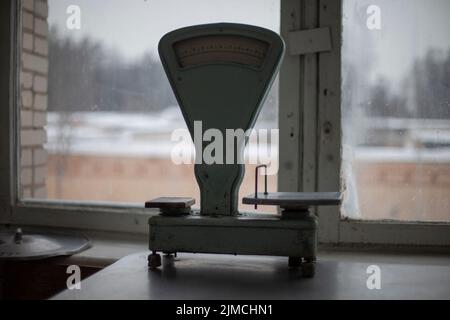 Bilance per pesare prodotti. Bilancia in sala da pranzo. Mezzi di misurazione della gravità. Bilance di controllo in cucina. Foto Stock