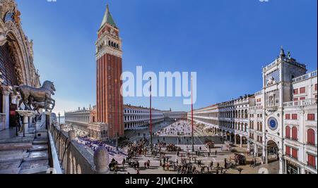 Piazza San Marco con Campanile, Procuraties, la Quadriga dei cavalli di San Marco e la Torre dell'Orologio, Venezia, Veneto, Mare Adriatico, Nord Foto Stock