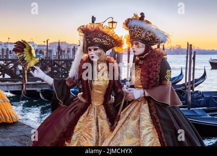 Maschere di Carnevale sul lungomare all'alba, Venezia, Veneto, Mare Adriatico, Nord Italia, Italia Foto Stock