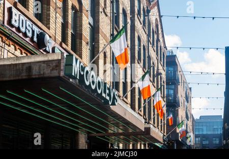Il bar irlandese McCooley's di Good Street a Liverpool mostra bandiere irlandesi Foto Stock