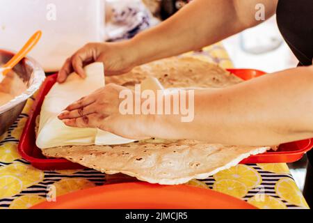 Mani preparazione del tradizionale Nicaragua Quesillo, preparazione del tradizionale Nicaragua Quesillo. Persona che fa il formaggio Nicaragua delizioso. Foto Stock