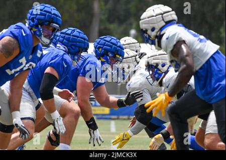 I giocatori dei Los Angeles Rams si allineano per schiaffeggiare la palla durante il training camp, giovedì 4 agosto 2022, a Irvine, California (Dylan Stewart/immagine dello sport) Foto Stock