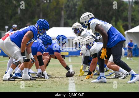 I giocatori dei Los Angeles Rams si allineano per schiaffeggiare la palla durante il training camp, giovedì 4 agosto 2022, a Irvine, California (Dylan Stewart/immagine dello sport) Foto Stock