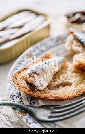 Delizioso piatto di pane con sardine Foto Stock