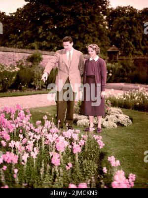 Circa 1955, Londra, Inghilterra, Regno Unito: Ex RE MICHELE di Romania con sua moglie, l'ex PRINCIPESSA ANNA di Borbone Parma nei giardini di Bramshill Park. Michael i fu l'ultimo re di Romania, regnò dal 20 luglio 1927 al 8 giugno 1930 e di nuovo dal 6 settembre 1940 fino alla sua abdicazione forzata il 30 dicembre 1947. (Credit Image: © Keystone USA/ZUMA Press Wire) Foto Stock