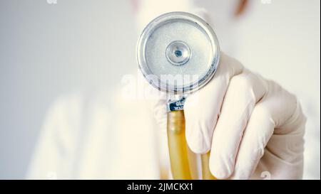 Medico donna tenendo uno stetoscopio Foto Stock