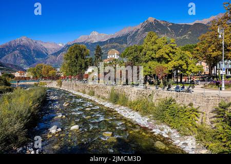 Il fiume Passer scorre lungo il giardino termale e l'hotel termale di Merano, alle sue spalle le Mutspitze e le montagne del Texelgruppe, Merano, Alto Adige Foto Stock