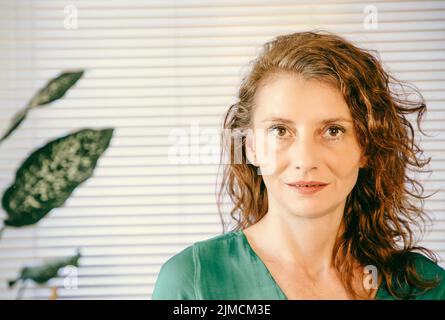 Felice ritratto donna in ufficio Foto Stock