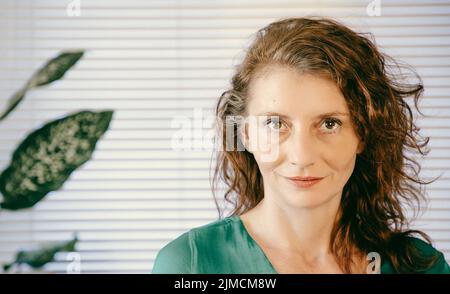 Felice ritratto donna in ufficio Foto Stock