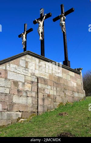 Die drei Golgota-Kreuze auf dem Kreuzberg. Der Kreuzberg ist ein 927,8 m hoher Berg der Rhoen. Der Berg ist Standort des Klosters Kreuzberg und des se Foto Stock