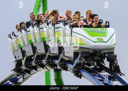 Crange, Herne, NRW, 05th ago, 2022. La gente urla e si diverte sulle montagne russe 'Alpinabahn'. Il giorno di apertura ufficiale della Cranger Kirmes del 2022, la più grande fiera del 3rd della Germania e la più grande del suo genere in NRW, vede migliaia di visitatori che si divertono con giostre, montagne russe, birrerie, bancarelle di cibo e altre attrazioni. La fiera popolare, che è stata messa in pausa durante la pandemia, attira regolarmente più di 4m visitatori durante i suoi 10 giorni di funzionamento ed è stata istituita per decenni nella sua forma attuale, con la fiera stessa che risale ai primi 18th secolo a Crange. Credito: Imageplotter Foto Stock