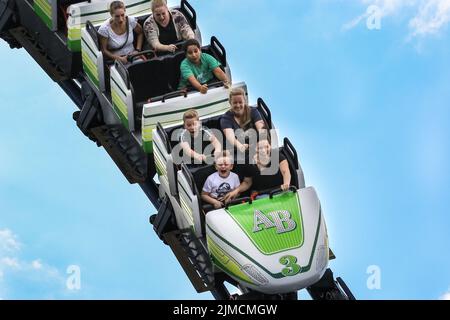 Crange, Herne, NRW, 05th ago, 2022. La gente urla e si diverte sulle montagne russe 'Alpinabahn'. Il giorno di apertura ufficiale della Cranger Kirmes del 2022, la più grande fiera del 3rd della Germania e la più grande del suo genere in NRW, vede migliaia di visitatori che si divertono con giostre, montagne russe, birrerie, bancarelle di cibo e altre attrazioni. La fiera popolare, che è stata messa in pausa durante la pandemia, attira regolarmente più di 4m visitatori durante i suoi 10 giorni di funzionamento ed è stata istituita per decenni nella sua forma attuale, con la fiera stessa che risale ai primi 18th secolo a Crange. Credito: Imageplotter Foto Stock