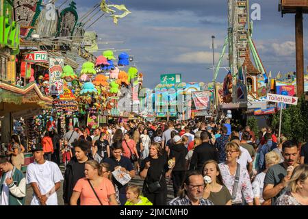 Crange, Herne, NRW, 05th ago, 2022. Il giorno di apertura ufficiale della Cranger Kirmes del 2022, la più grande fiera del 3rd della Germania e la più grande del suo genere in NRW, vede migliaia di visitatori che si divertono con giostre, montagne russe, birrerie, bancarelle di cibo e altre attrazioni. La fiera popolare, che è stata messa in pausa durante la pandemia, attira regolarmente più di 4m visitatori durante i suoi 10 giorni di funzionamento ed è stata istituita per decenni nella sua forma attuale, con la fiera stessa che risale ai primi 18th secolo a Crange. Credit: Imagplotter/Alamy Live News Foto Stock