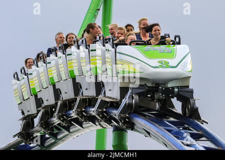 Crange, Herne, NRW, 05th ago, 2022. La gente urla e si diverte sulle montagne russe 'Alpinabahn'. Il giorno di apertura ufficiale della Cranger Kirmes del 2022, la più grande fiera del 3rd della Germania e la più grande del suo genere in NRW, vede migliaia di visitatori che si divertono con giostre, montagne russe, birrerie, bancarelle di cibo e altre attrazioni. La fiera popolare, che è stata messa in pausa durante la pandemia, attira regolarmente più di 4m visitatori durante i suoi 10 giorni di funzionamento ed è stata istituita per decenni nella sua forma attuale, con la fiera stessa che risale ai primi 18th secolo a Crange. Credito: Imageplotter Foto Stock