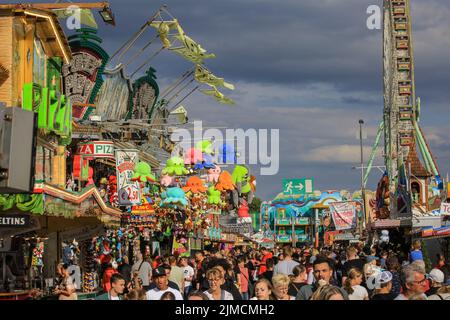 Crange, Herne, NRW, 05th ago, 2022. Il giorno di apertura ufficiale della Cranger Kirmes del 2022, la più grande fiera del 3rd della Germania e la più grande del suo genere in NRW, vede migliaia di visitatori che si divertono con giostre, montagne russe, birrerie, bancarelle di cibo e altre attrazioni. La fiera popolare, che è stata messa in pausa durante la pandemia, attira regolarmente più di 4m visitatori durante i suoi 10 giorni di funzionamento ed è stata istituita per decenni nella sua forma attuale, con la fiera stessa che risale ai primi 18th secolo a Crange. Credit: Imagplotter/Alamy Live News Foto Stock