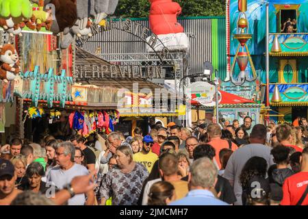 Crange, Herne, NRW, 05th ago, 2022. Il giorno di apertura ufficiale della Cranger Kirmes del 2022, la più grande fiera del 3rd della Germania e la più grande del suo genere in NRW, vede migliaia di visitatori che si divertono con giostre, montagne russe, birrerie, bancarelle di cibo e altre attrazioni. La fiera popolare, che è stata messa in pausa durante la pandemia, attira regolarmente più di 4m visitatori durante i suoi 10 giorni di funzionamento ed è stata istituita per decenni nella sua forma attuale, con la fiera stessa che risale ai primi 18th secolo a Crange. Credit: Imagplotter/Alamy Live News Foto Stock