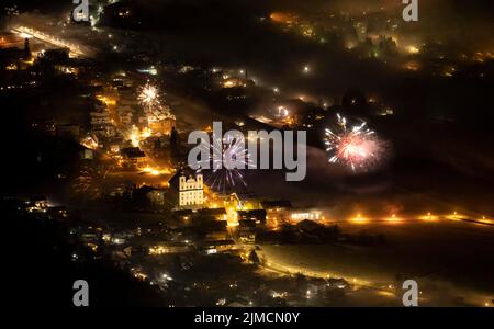 Capodanno, fuochi d'artificio a mezzanotte, Brixen im Thale, Tirolo, Austria Foto Stock