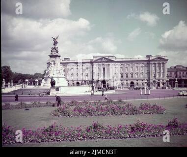 Circa 1965, Londra, Inghilterra, Regno Unito: Giardino prato e fiori di fronte a Buckingham Palace. (Credit Image: © Keystone USA/ZUMA Press Wire) Foto Stock