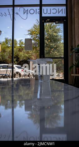 Un bel colpo di una tazza d'acqua in una caffetteria. Foto Stock