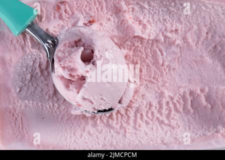 Vista dall'alto del gelato alla fragola con paletta Foto Stock