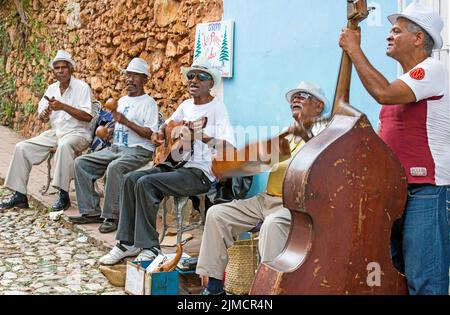 Una band cubana suona musica tradizionale Foto Stock