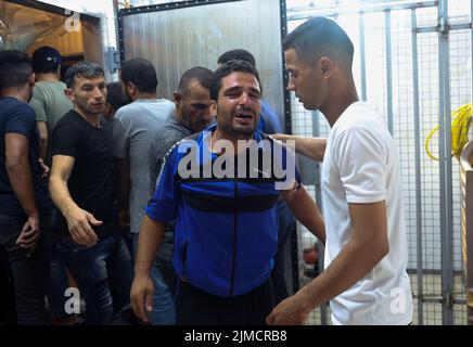 Gaza, Palestina. 5th ago 2022. Un uomo palestinese reagisce dopo aver identificato il cadavere di un parente in un ospedale di Khan Yunis nella striscia meridionale di Gaza a seguito di un attacco aereo israeliano di venerdì 5 agosto 2022. I mortali attacchi aerei dell'esercito israeliano a Gaza hanno ucciso 10 palestinesi e hanno ferito decine di testimoni. Foto di Ismael Mohamad/UPI Credit: UPI/Alamy Live News Foto Stock