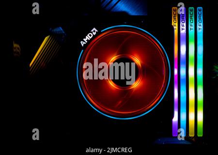 Chonburi, Thailandia - 16 MAGGIO 2020: Il colore di AMD Wraith Prism Cooler per CPU Ryzen 3900X con quattro T-Force DELTA RGB DDR4 Foto Stock