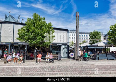 I visitatori di fronte al mercato di Torvehallerne con cibo di strada e specialità, il quartiere Norrebro, Norrebro, Copenhagen, Danimarca Foto Stock
