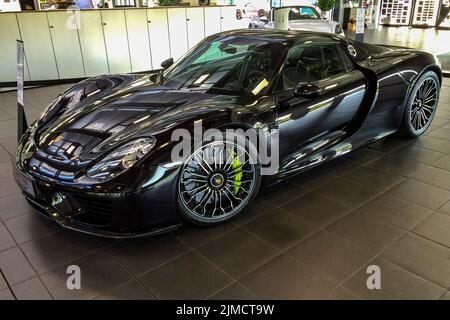 Vettura sportiva Supercar Porsche 918 ibrida, plug-in ibrida con due motori elettrici e motore medio nello showroom Porsche, Germania Foto Stock