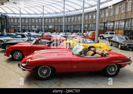 Oldtimer-Zentrum Classic Remise Duesseldorf, in primo piano storica vettura sportiva classica Jaguar e-Type, dietro di essa Porsche 356, sulla destra in Foto Stock