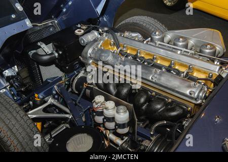 Vista sotto il cofano della storica auto sportiva classica Jaguar e-Type Serie 1 Roadster con motore da 3-8 litri a pianale piatto a 6 cilindri Foto Stock