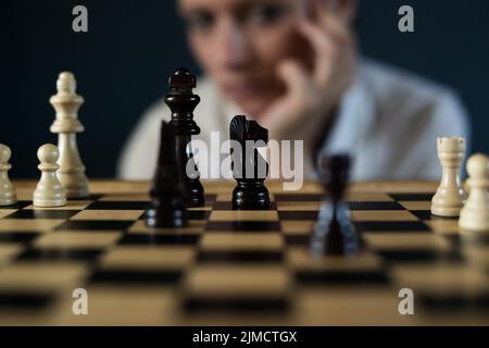 Immagine del simbolo, disperazione, successo, confusione, strategia, donna con un set di scacchi Foto Stock