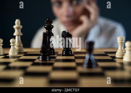 Immagine del simbolo, disperazione, successo, confusione, strategia, donna con un set di scacchi Foto Stock