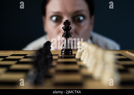 Immagine del simbolo, disperazione, successo, confusione, strategia, donna con un set di scacchi Foto Stock