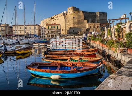 Porto di pesca e nautica di Santa Lucia con Castel dell'Ovo al sole di prima mattina, Napoli, Golfo di Napoli, Campania, Italia meridionale, Italia Foto Stock