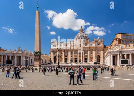 Obelisco egiziano in Piazza San Pietro con Basilica di San Pietro, Roma, Lazio, Italia Centrale Foto Stock