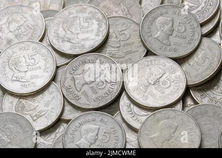 Flat Lay primo piano di cinque vecchie monete Piso Filippine Foto Stock