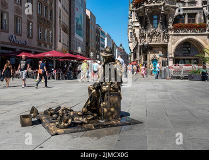 Artisti di strada di fronte al nuovo Municipio, Marienplatz, Città Vecchia, Monaco, Baviera, Germania Foto Stock