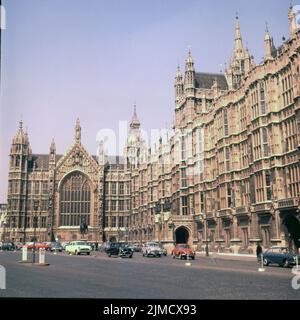 Circa 1965, Londra, Inghilterra, Regno Unito: Le automobili passano davanti alle Houses of Parliament Buildings di Londra. (Credit Image: © Keystone USA/ZUMA Press Wire) Foto Stock