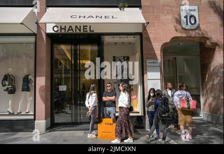 Queue, Chanel, Shopping, People, Goethestrasse, Francoforte sul meno, Assia, Germania Foto Stock