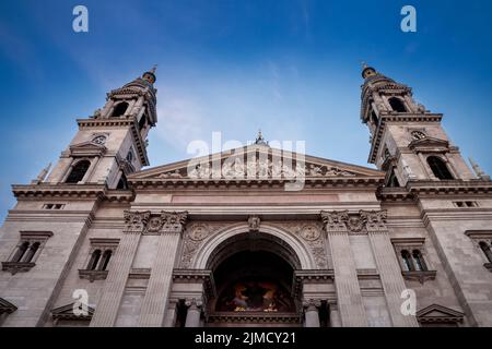 Foto della facciata principale della chiesa di Szent Istvan nel centro di Budapest, Ungheria. La Basilica di Santo Stefano è un bassorilievo cattolico romano Foto Stock