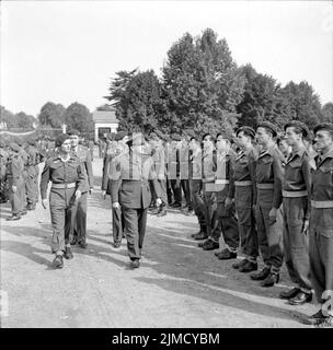 Brigadier Mike Calvert, comandante SAS Brigade, alla cerimonia che segna il passaggio di 3 e 4 SAS (2 e 3 Regiment de Chasseurs Parachutistes) dagli inglesi all'esercito francese a Tarbes, nel sud della Francia. 1945 Foto Stock